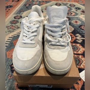 Veja V-10 Extra White Shoe